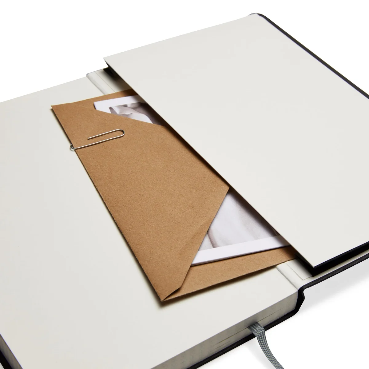 Cuaderno clásico Amazon Basics, tamaño A5, cuaderno diario para oficina, escuela, casa, escritura y toma de notas, cuadriculado, 240 páginas, negro