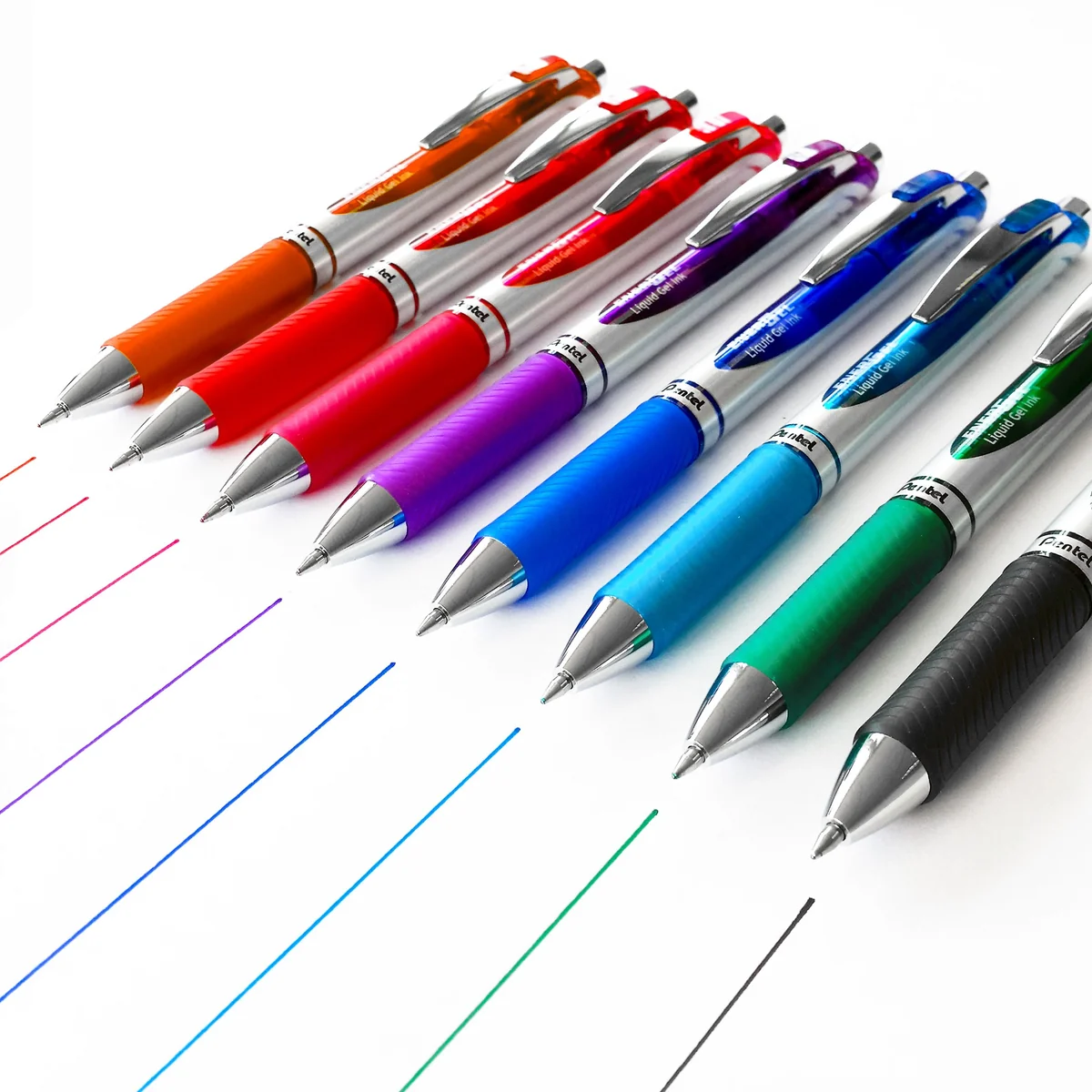 Bolígrafo retráctil de tinta de gel líquido EnerGel XM BL77 de Pentel, 0,7 mm, 52% reciclado, paquete de 12 en colores variados