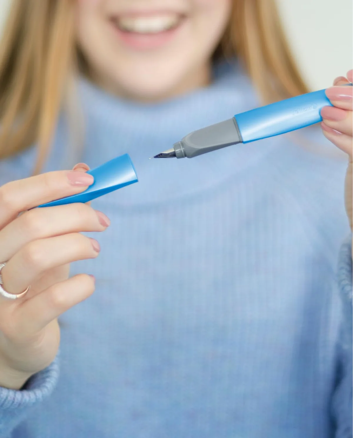 Pelikan Twist Frosted Blue, Pluma Estilográfica Ergonómica, para Diestros y Zurdos, para la Escuela y la Oficina, Plumín de Acero Inoxidable, Cartucho Azul Largo Incluido, Recargable