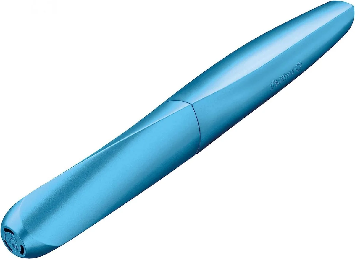 Pelikan Twist Frosted Blue, Pluma Estilográfica Ergonómica, para Diestros y Zurdos, para la Escuela y la Oficina, Plumín de Acero Inoxidable, Cartucho Azul Largo Incluido, Recargable