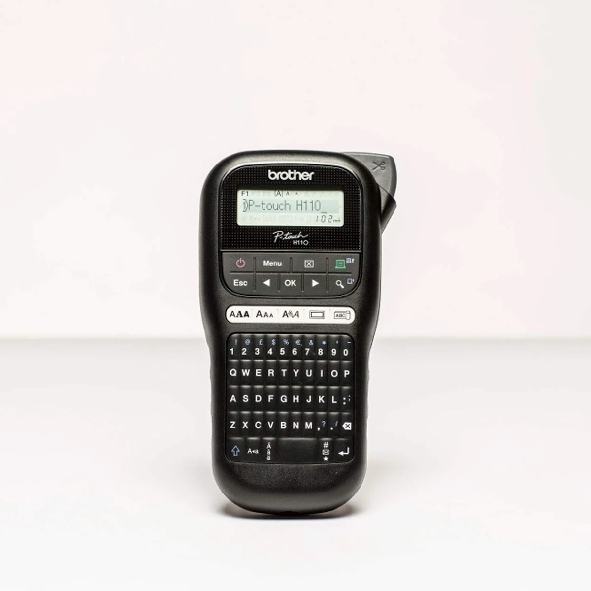 Brother PTH110. Rotuladora electrónica de mano con diseño ergonómico para el hogar y la oficina con teclado QWERTY. Color negro.